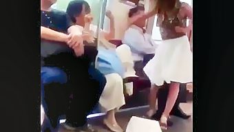 電車でキャットファイトするガイジ女のパンツ